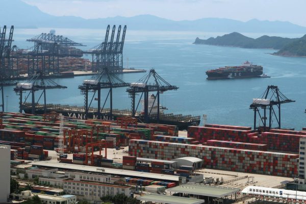 los-contagios-en-uno-de-los-mayores-puertos-chinos-provocan-graves-atascos-de-cargueros